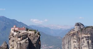 Meteora, el milagro suspendido entre la tierra y el cielo
